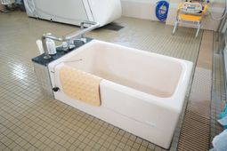 広々とした浴槽設備