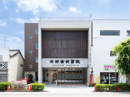 施設の正面外観  