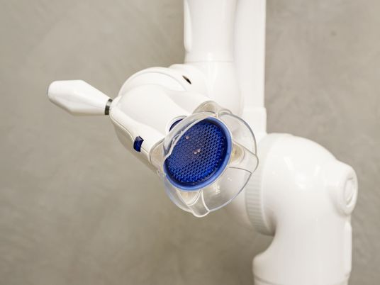 手元の白い機器  