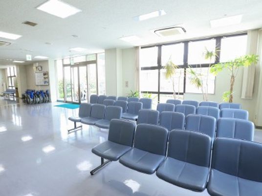 明るい待合ロビー  