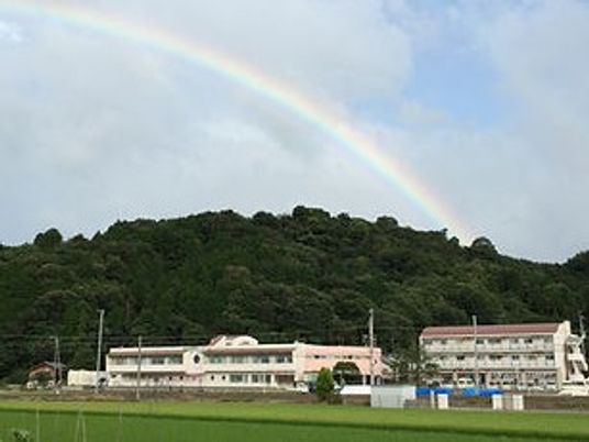 虹と建物の外観  