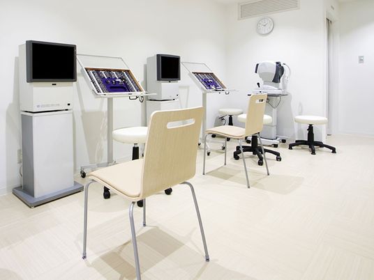 機能訓練室の椅子と機器  