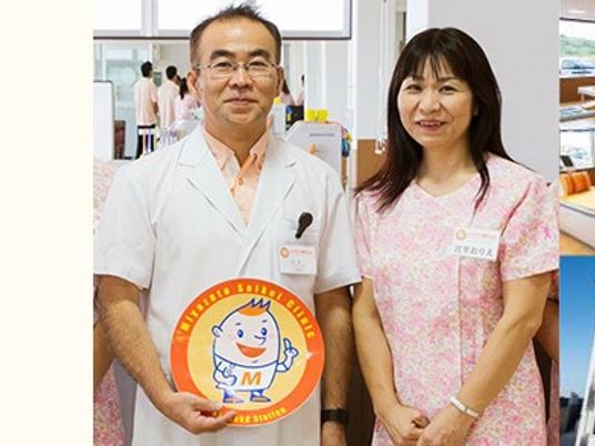 スタッフ2人の受付前  