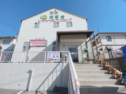 明るい外観の施設入口  