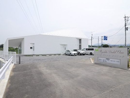 介護施設外観と看板  