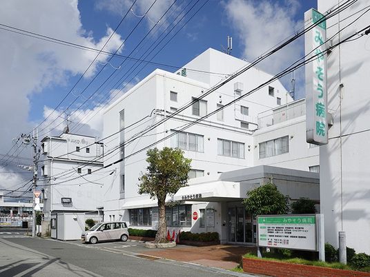 白い建物の外観  