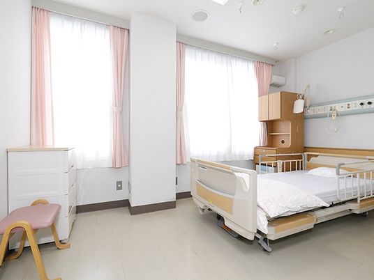 明るい居室のベッド  