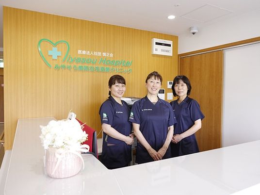 スタッフが立つフロント  