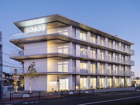 夕景の施設外観  