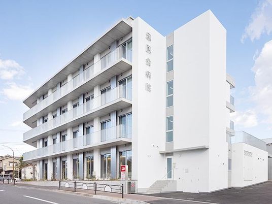 白い建物の外観  