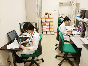 スタッフが作業する事務室  