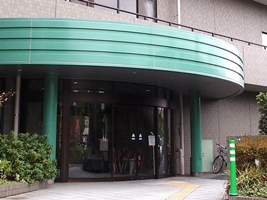 緑色の庇があるエントランス  