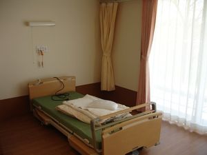 明るい居室のベッド  