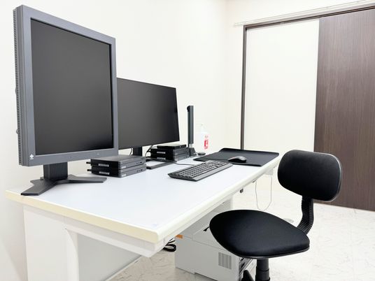 パソコンが並ぶ作業机  