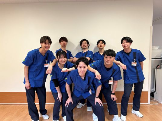 青い制服のスタッフ集合  