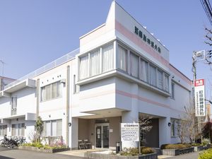 明るい外観の施設建物  