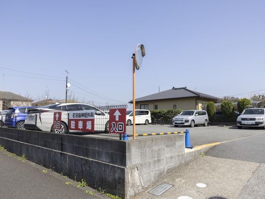 駐車場のある外観  