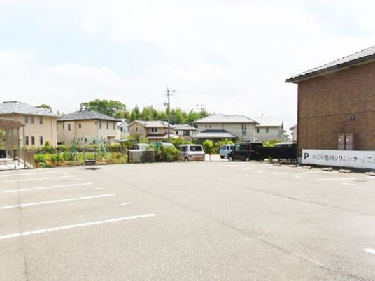 建物前の駐車場  