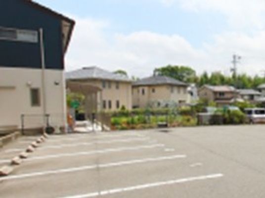 建物前の駐車場と外観  