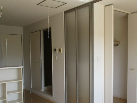 明るい居室の収納まわり  