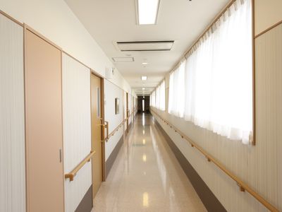 清潔な施設の廊下です