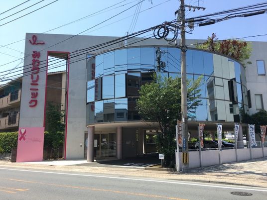 ガラス張りの建物外観  