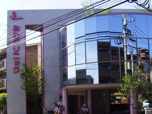 外観の建物入口  