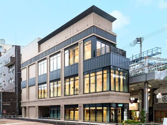 明るい外観の建物外観  