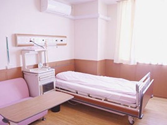 明るい居室のベッド