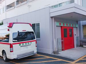 救急車のある出入口  