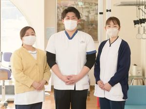 スタッフ3人の明るい室内  