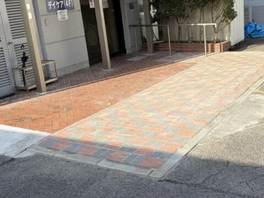タイル張りの建物前  