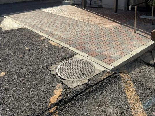施設前の舗装路  