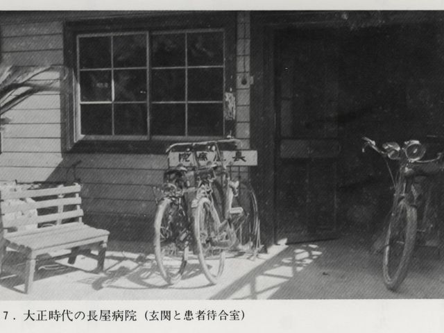 病院玄関前の自転車置き場  