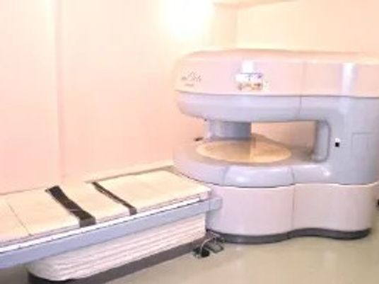 浴槽と機器のある浴室  