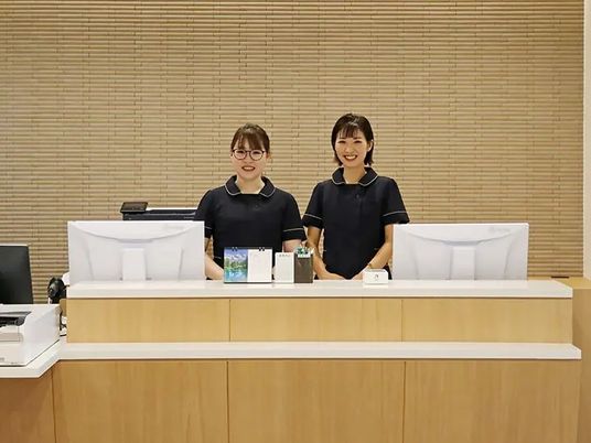 笑顔のスタッフが並ぶフロント  