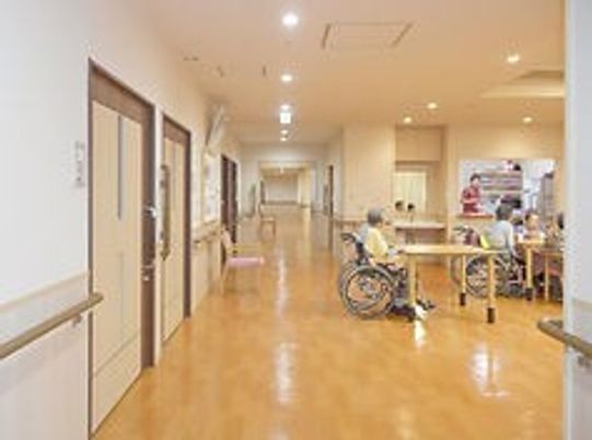 明るい廊下と交流