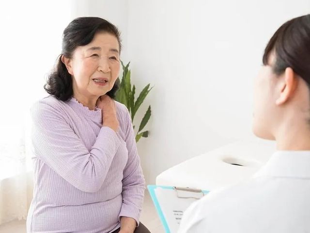 利用者とスタッフの様子 スタッフイメージ 相談中の利用者とスタッフ。穏やかな雰囲気の中で丁寧なケアが行われています。