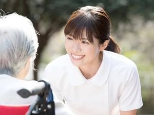 笑顔のスタッフと利用者