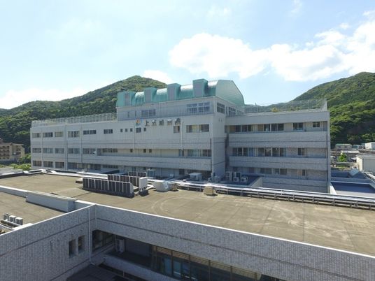 山を背にした外観  