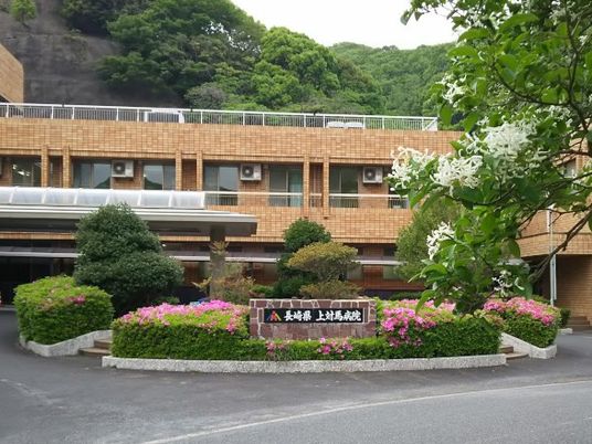 病院前の外観  