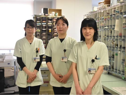 スタッフ3人の更衣室  
