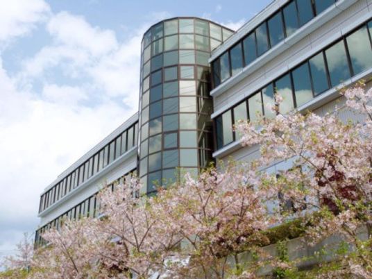 桜とガラス張りの外観  