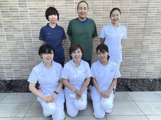 笑顔の職員集合  