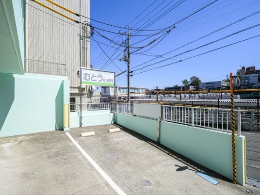 施設前の駐車場  