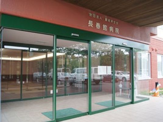 ガラス張りの玄関外観  