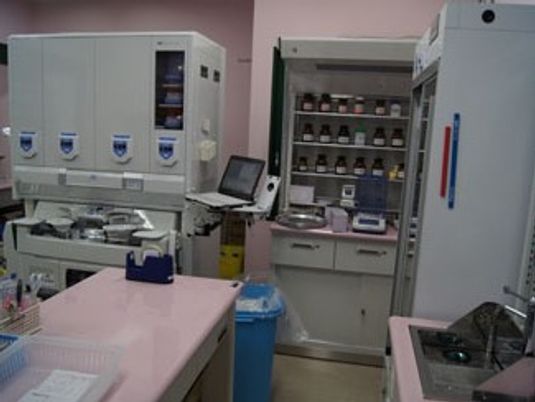 機器が並ぶ清潔な洗面台  