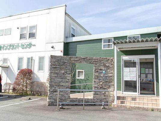 緑色外壁の玄関  