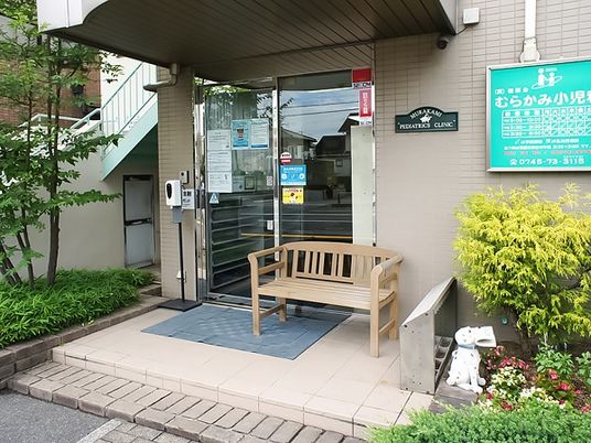 ベンチのある玄関  