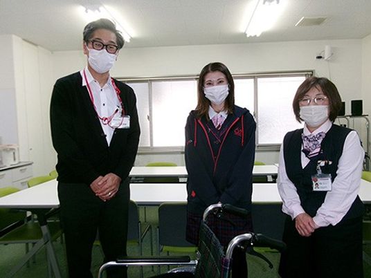 職員が並ぶ多目的室  